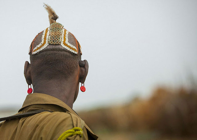 Tribo etíope transforma lixo em jóias com relevância cultural para seu povo