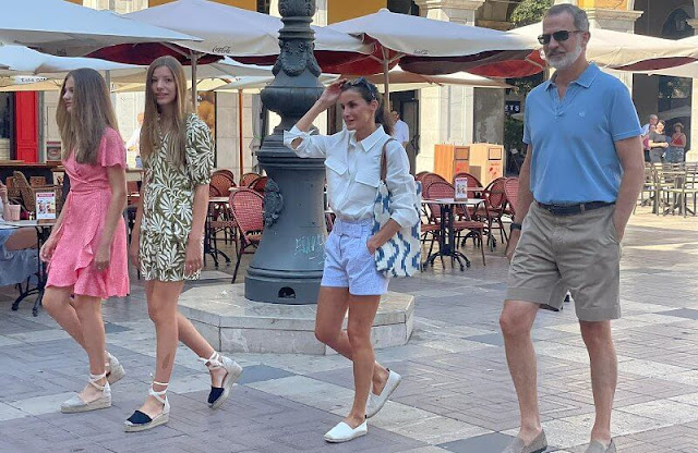 Queen Letizia wore striped shorts by Pimkie. Infanta Sofia wore a short tropical dress by Sfera. Leonor wore a day dress by Mango