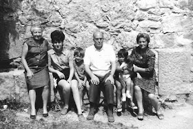 Júlia Maldonado con la familia Ribera en Berga en 1971