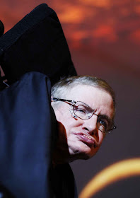 Espantado pelos pânicos ambientalistas Stephen Hawking propõe fugir da Terra.