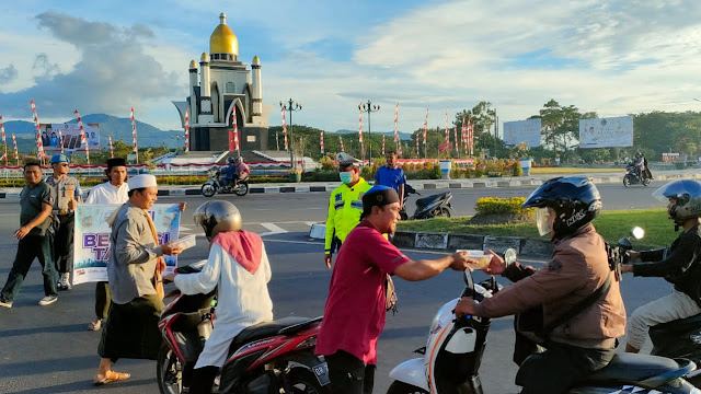 SMSI Cabang dan Polres Lombok Barat Berbagi Takjil untuk Pengguna Jalan