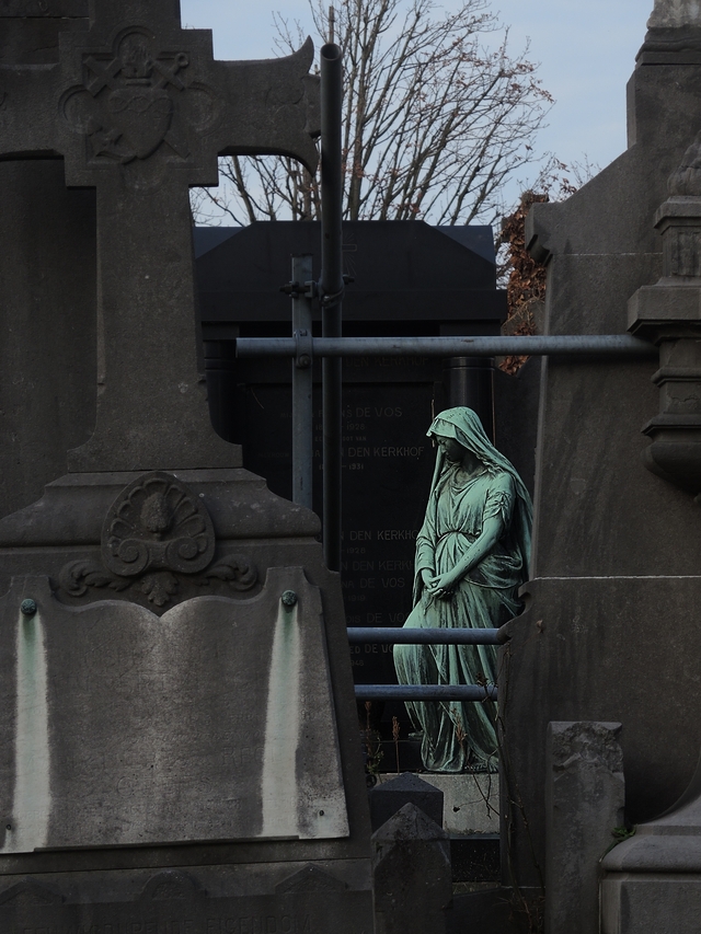 Antwerpen: het Sint Fredeganduskerkhof in Deurne