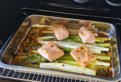 Ofenspargel mit Lachs und Zitrus-Butter-Sauce