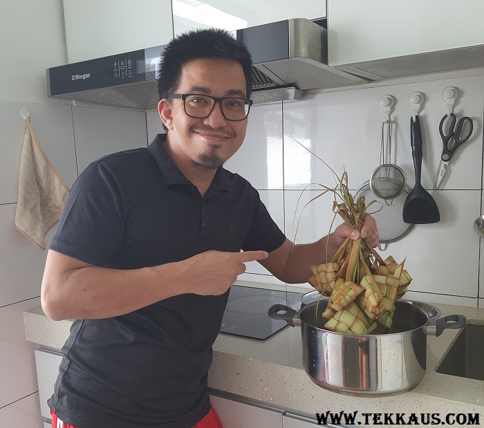 Soak the Rice-filled Ketupat Sarung for 2 Hours