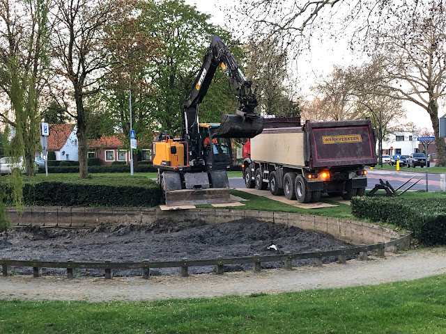 Vernieuwde werkzaamheden vijver Molenstraat/Oude Doelenstraat/Wilhelminalaan, Zevenaar, april 2019