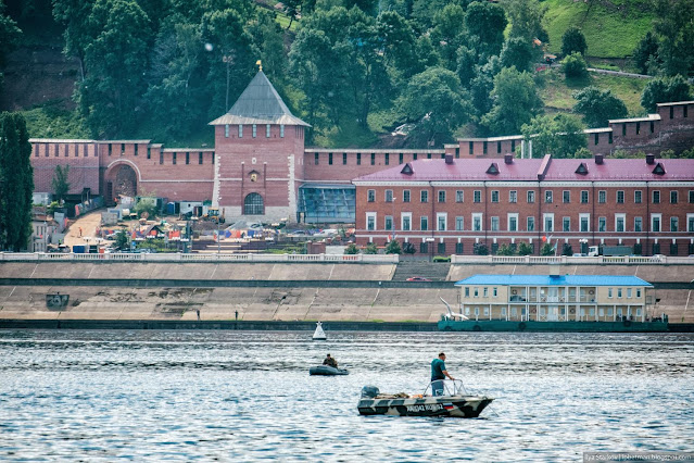 Рыбаки на фоне Нижегородского кремля