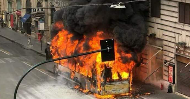 I bus Atac bruciano sotto gli occhi del mondo