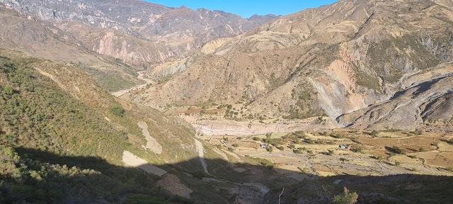 Die Rückfahrt verlief nicht ohne Probleme bei einer Abfahrt von etwa 3800 Meter auf 3200 Meter versagten die Bremsen. Gottes Hilfe, Können und Glück verhinderten einen Absturz.