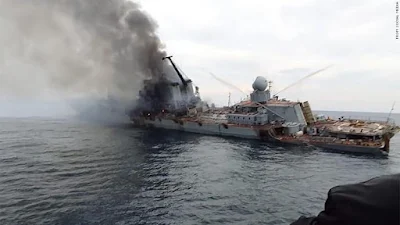Novas imagens parecem mostrar momentos finais do navio de guerra russo