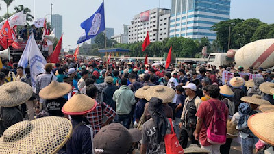 Ribuan Massa Aksi Merapat ke Gedung DPR 