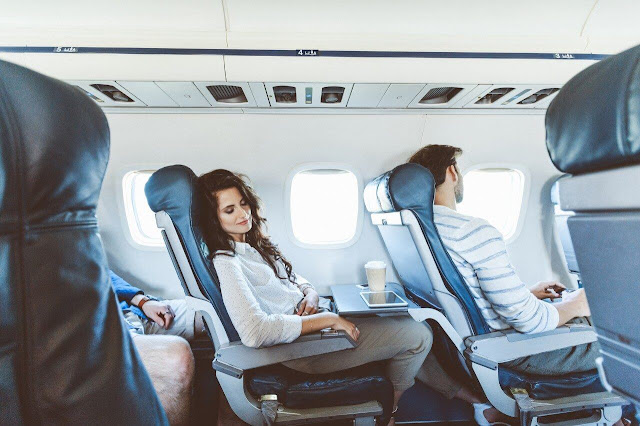 Một giấc ngủ ngon trên máy bay đôi khi là điều khó khăn với không ít người. Bạn có thể tham khảo 6 mẹo dưới đây để có một chuyến bay thư giãn, thoải mái nhất.
