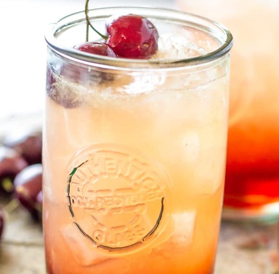 CHERRY AMARETTO LIMEADE #drinks #cocktails