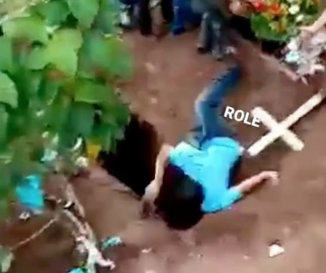 Homem se desequilibra e cai dentro de cova em cemitério durante funeral; veja o vídeo que viralizou 