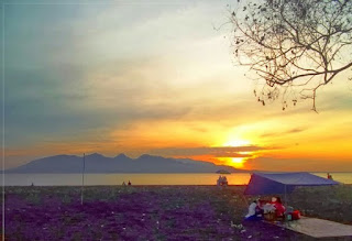 KEINDAHAN SUNRISE DI PANTAI BOOM  Tidak bisa dipungkiri, Banyuwangi menjadi salah satu tempat paling cocok untuk menyaksikan matahari terbit. Bagitu juga dengan Pantai Boom, pada saat pagi hari merupakan waktu yang sangat dinantikan oleh para pengunjung Pantai Boom. Menunggu matahari muncul untuk pertama kalinya di daratan pulau Jawa, hal ini pula yang memunculkan julukan "The Sunrise of Java" kepada Kabupaten Banyuwangi, dan di waktu-waktu inilah yang menjadi akan kenangan yang takkan terlupakan.