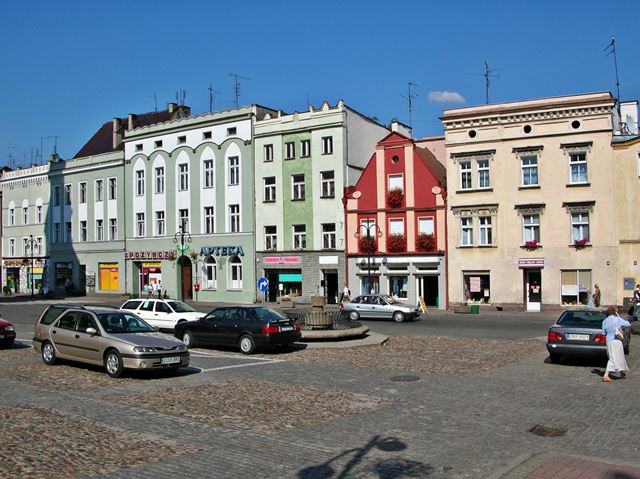 rynek, fontanna, apteka, sklep spożywczy