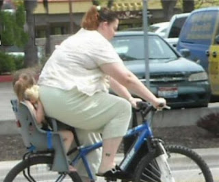 Gorda andando de bicicleta com a filha