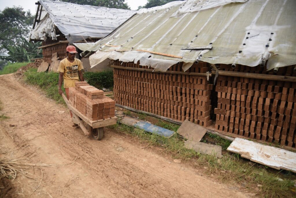 kegiatan pembuatan bata merah di Kampung Sukawangi