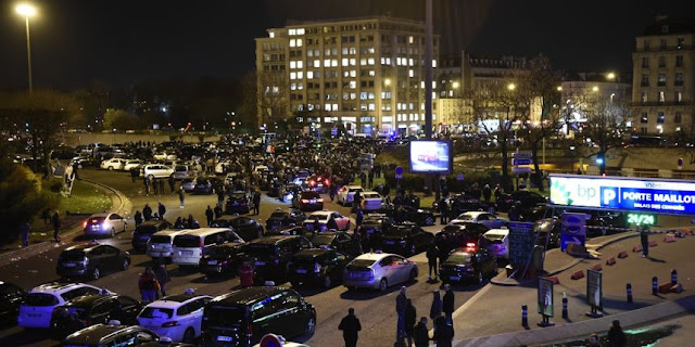 Le mouvement de grève se poursuit. Les taxis ont reconduit leur mobilisation pour protester contre la concurrence des VTC, mercredi 27 janvier, malgré la nomination d'un médiateur par Manuel Valls. De nombreux chauffeurs venus de Nice ont rejoint leurs collègues à Paris, mercredi matin, alors que des taxis bordelais sont en route vers la capitale. 