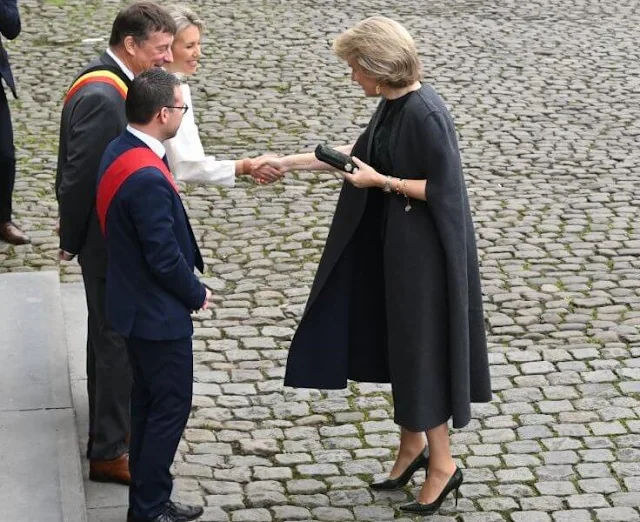 Queen Mathilde wore a forest green printed dress by Dries Van Noten. Tikli Jewelry gold earrings and bracelet