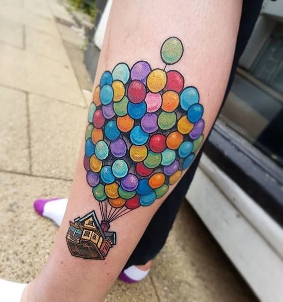 imagen de un tatuaje de globo aerostatico para mujer