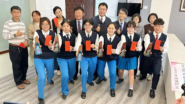 ▲今天彰商校友會理事長施楠烑頒發校友會獎勵紅包給獲獎同學及指導老師，感謝讓彰商優良的技藝表現能永續傳承。（記者林明佑攝）