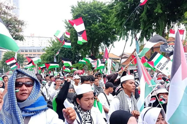 Puluhan Ribu Warga Ikuti Aksi Damai Bela Palestina di Surabaya