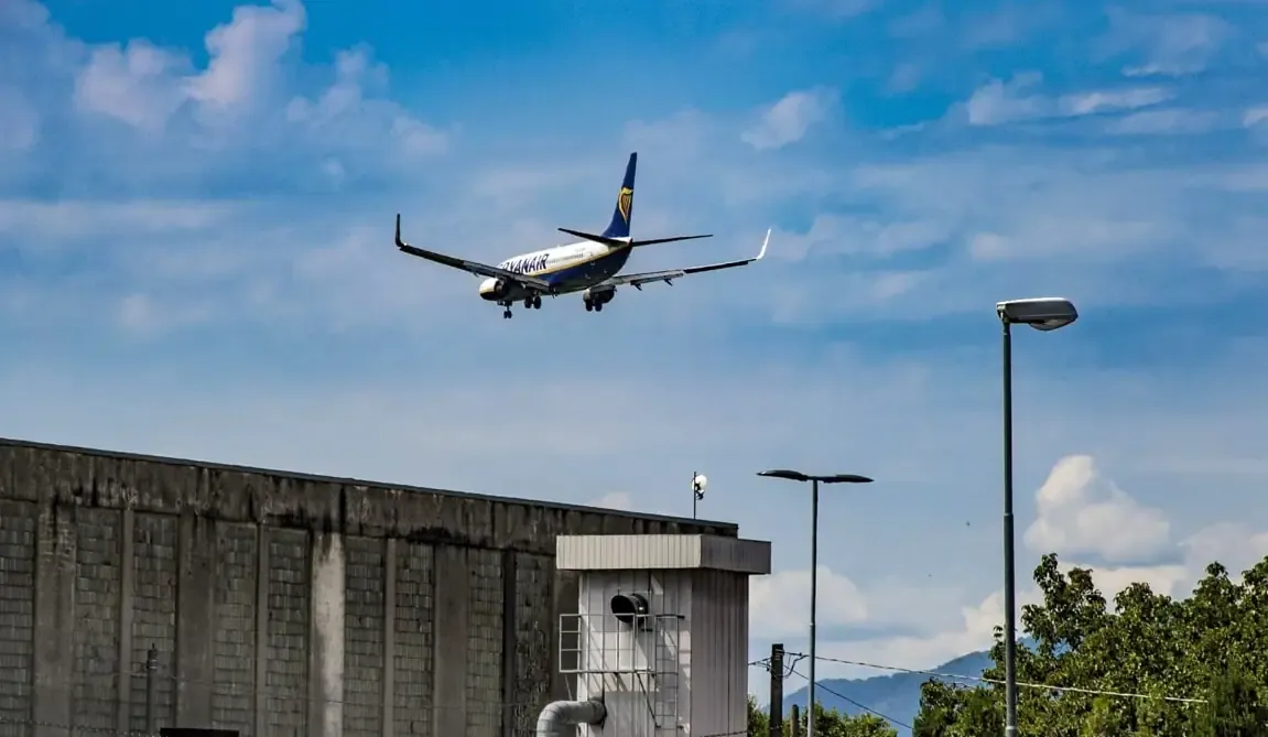 Un aereo in fase di atterraggio