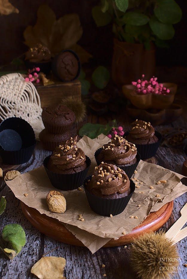 Muffins de Castanha (Chestnut Muffins), darkmood photo