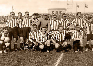 📸ATHLETIC CLUB 📆1 junio 1930 ⬆️Castellanos, Iraragorri, Bata, Izpizúa (portero suplente), Blasco, Urquizu, Lafuente y Muguerza. ⬇️Chirri II, Gorostiza, Unamuno y Pichi Garizurieta. ATHLETIC CLUB 3 🆚 REAL MADRID F. C. 2 Domingo 01/06/1930, 16:30 horas. 28ª Copa del Rey de España, final. Barcelona, España, estadio de Montjuic: 63.000 espectadores. GOLES: ⚽1-0: 1’, Unamuno. ⚽1-1: 15’, Lazcano. ⚽2-1: 45’, José Iraragorri. ⚽2-2: 65’, Monchín Triana. ⚽3-2: 115’, Lafuente.