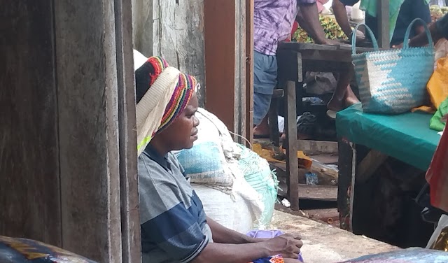 Penjual Noken Papua Asal Dogiyai Hadir Pada Penutupan MTQ Ke-IX Di Sorong Selatan