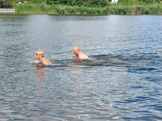 Rob (rechts) tijdens de 1 kilometer schoolslag