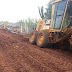 NOVA SANTA BÁRBARA - COMEÇA OS TRABALHOS PARA ASFALTAR A ESTRADA DA VILA RURAL
