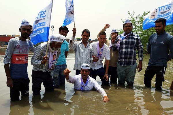 The-entire-Badkhal-area-became-a-lake-in-a-single-rain-'AAP'-leader-Rakesh-Bhadana-performed-sitting-in-dirty-water