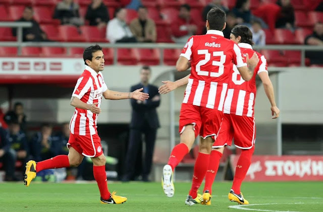 Ο Ariel Ibagaza πανηγυρίζει το γκολ του στο 11ο λεπτό με τους Δημήτρη Σιόβα και Ljubomir Fejsa.