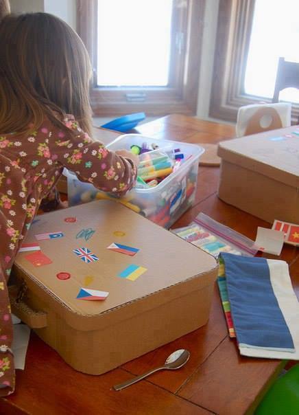 Idea to make something from cardboard for kids : cardboard suitcase