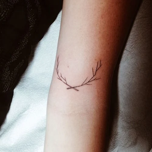 vemos a una mujer joven con un tatuaje pequeño, el tatuaje es de estilo hipster