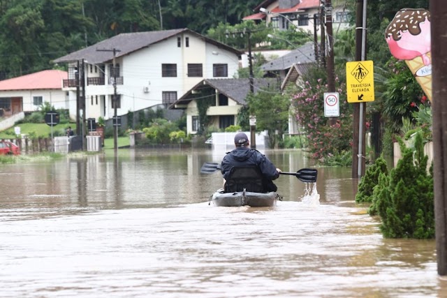 MORADORES AFETADOS PELA CHUVA EM SC CONTAM PREJUÍZOS CAUSADOS POR ALAGAMENTOS E DESLIZAMENTOS 