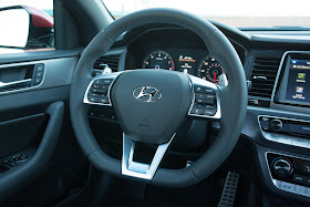 Interior view of 2018 Hyundai Sonata Limited 2.0T