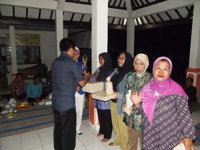 Camat Tegal Barat memberikan hadiah kepada Pemenang Lomba Kader