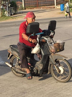 Bapak TUA Ini Sangat BERLEBIHAN, Tapi Bikin KETAWA !!