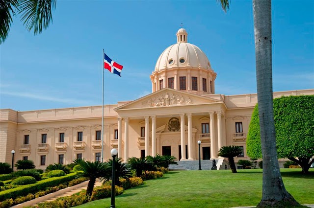 Entregan oficialmente los títulos de propiedad de los terrenos del Palacio Nacional