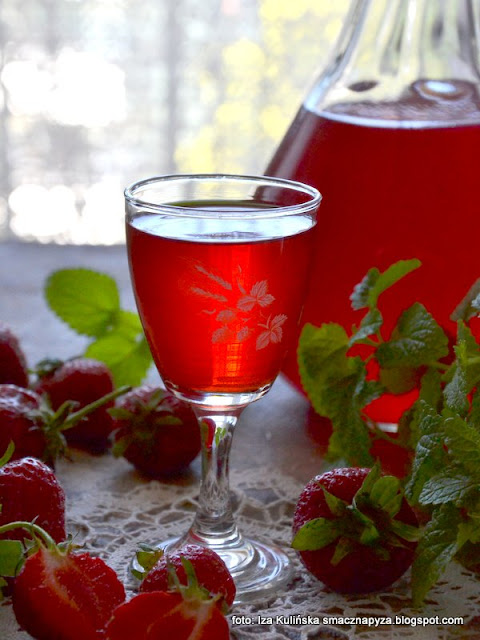 nalewka z truskawek ,  truskawkówka , truskawki , nalewki domowe , alkohol , wódka smakowa , wyroby domowe , przetwory , moja spiżarnia , 