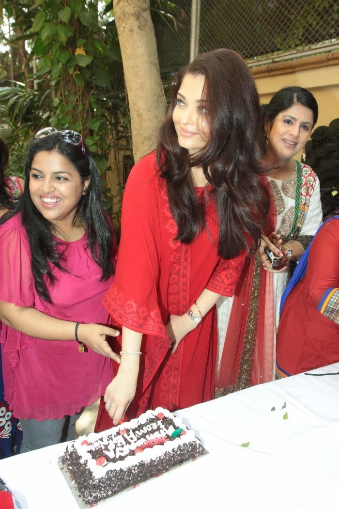 Actress Aishwarya Rai Bachchan Pictures in Red Salwar Kameez on her 40th Birthday Celetion 0011.jpg
