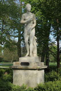schloss-chantilly-garten-statue-frau