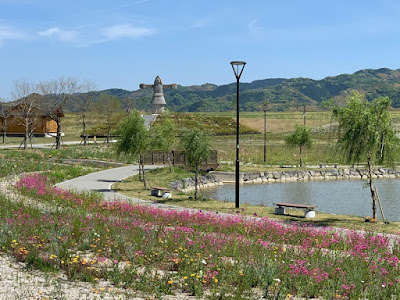 筑後広域公園内の遊歩道と筑紫石人の像