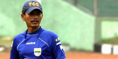 Biografi Djajang Nurjaman   Nama lengkap: Djajang Nurjaman  Lahir: Bandung, 30 Oktober 1964  Karier pelatih: Persib Bandung - caretaker (2006-2008), Pelita Jaya Karawang - asisten (2008-2011), Persib Bandung (2012-sekarang) Bobotoh mania dimana saja anda berada, sekarang kita akan mengangkat profil pelatih Persib Bandung yaitu Jajang Nurjaman yang telang memberikan gelar di kasta tertinggi di negara Indonesia, selanjutnya ada beberapa gelar yang menjadi target pelatih ini, diantaranya Piala Presiden. Sebelum menangani Persib, Djanur menukangi Pelita Jaya dan musim berikutnya pada 2011/12, dirinya menjadi asisten pelatih tim yang sama dibawah komando Rahmad Darmawan.  Didatangkan pada musim 2012/13, Djanur yang menggantikan posisi Drago Mamic