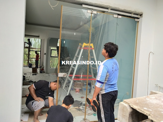 Repeat Order Kusen Aluminium dan Pemasangan Pintu Lipat Kaca Tempered di Kantor Vindo Design Mampang Jakarta