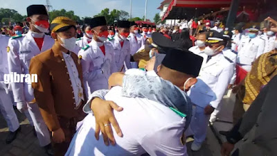 Gibran Gelisah, Petugas Panik, Merah Putih Gagal Berkibar karena Kerusakan pada Tiang