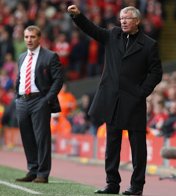  sir alex ferguson gives instructions to MU players