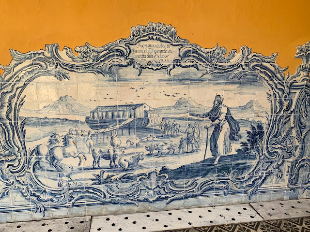 foto de azulejo com a entrada de animais na Arca de Noé